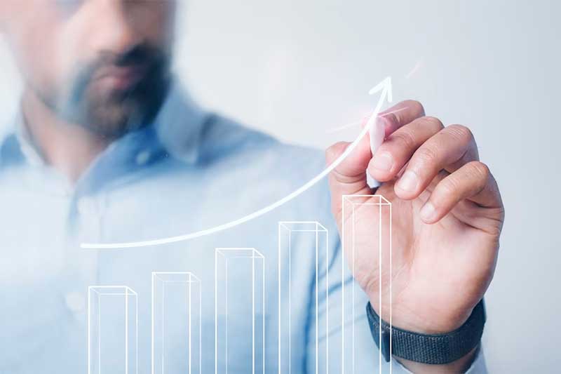 Pessoa analisando gráficos e informações em uma tela