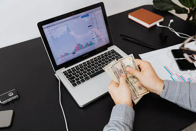 Pessoa analisando informações em uma tela